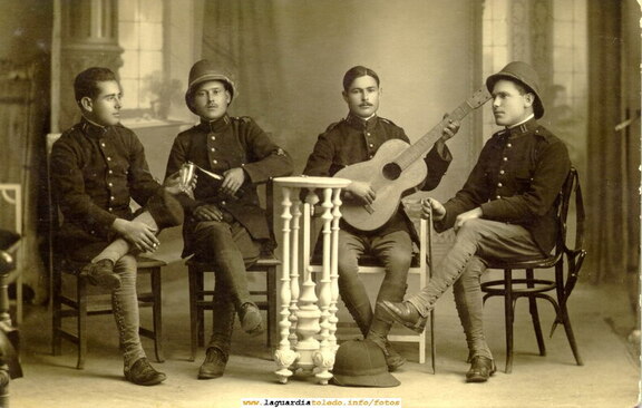 Foto de guardiolos con traje militar
