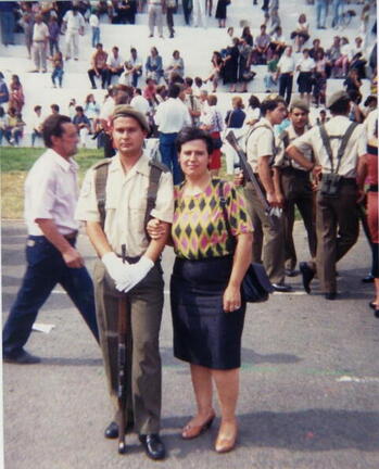 Milagros Redajo acompañando a su hermano Juan Luis ("grimores" en la web) en la jura de bandera en Tenerife. 1990