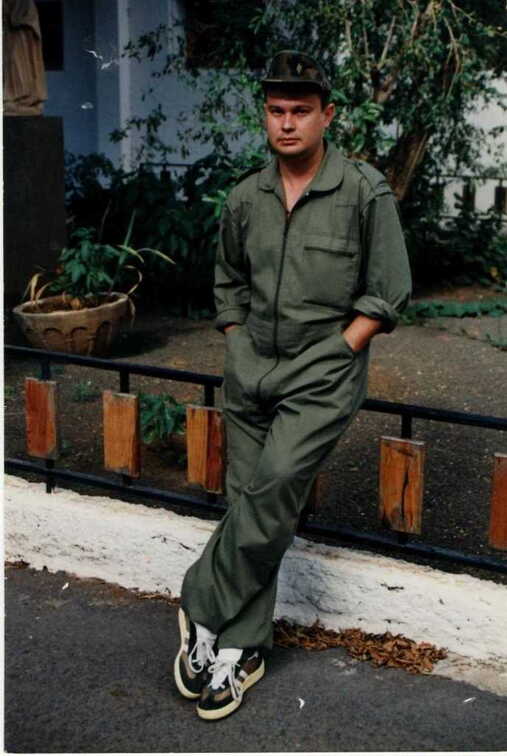 Juan Luis Redajo en traje de faena en el servicio mililtar en la Base de Hoya Fría (Tenerife)
