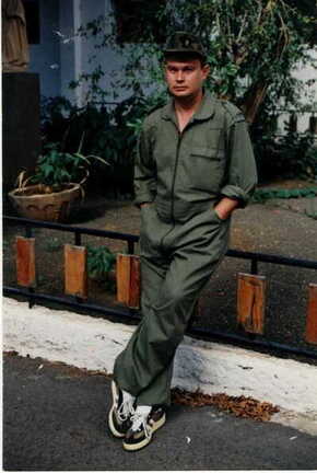 Juan Luis Redajo en traje de faena en el servicio mililtar en la Base de Hoya Fría (Tenerife)