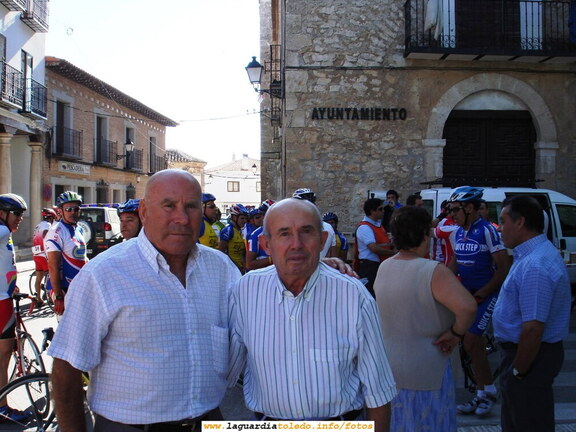 Concentración ciclista de Yepes a su paso por La Guardia. 27 de Agosto de 2006. Dos amigos de la mili se reencuentran 52 años después