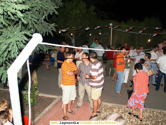 Ambiente nocturno en el Festival benéfico para recaudar fondos para la Plataforma del Santo Niño