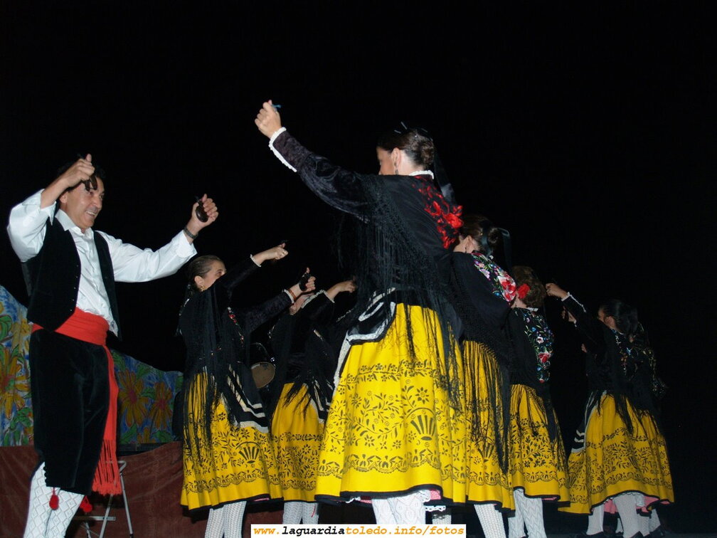 Actuación del grupo de Coros y Danzas "La Manchuela" en el Festival Benéfico para recaudar fondos para la Plataforma del Santo Niño.