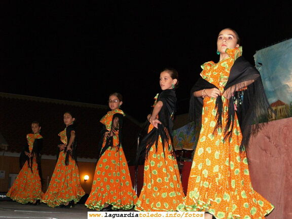 Actuación de la Escuela del AMPA en el Festival Benéfico para recaudar fondos para la Plataforma del Santo Niño. En ese caso es un grupo de sevillanas.