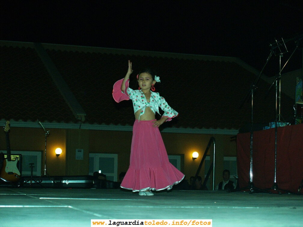 Actuación de la Escuela de La Asociación Cultural en el Festival Benéfico para recaudar fondos para la Plataforma del Santo Niño. Es Marta del Castillo interpretando "María la Cubana"