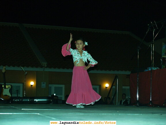 Actuación de la Escuela de La Asociación Cultural en el Festival Benéfico para recaudar fondos para la Plataforma del Santo Niño. Es Marta del Castillo interpretando "María la Cubana"