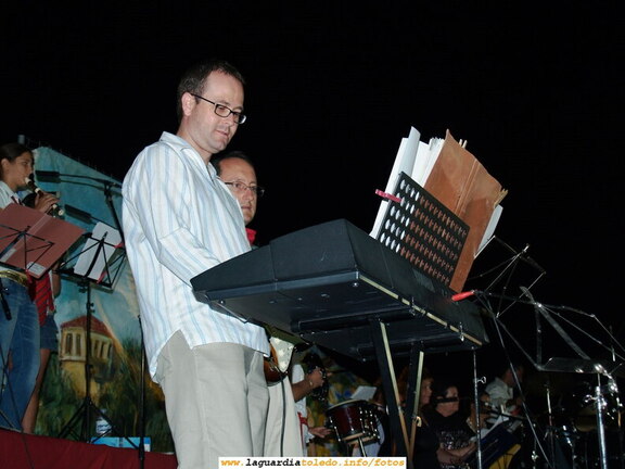 Orquesta Nueva Florida en el Festival Benéfico para recaudar fondos para la Plataforma de la Ermita del Santo Niño. En los teclados, Jesús, y con la guitarra, Paco