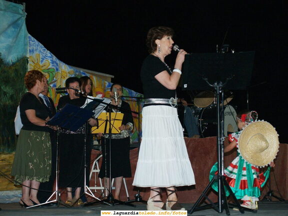 Actuación del Coro Parroquial acompañando a la Orquesta Florida en el Festival Benéfico para recaudar fondos para la Plataforma de la Ermita del Santo Niño