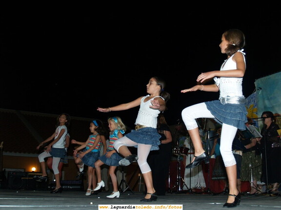 Actuación de la Nueva Orquesta Florida acompañada del Coro Parroquial en el Festival Benéfico para recaudar fondos para la Plataforma de la Ermita del Santo Niño. Acompañan bailando niñas de las Asociaciones locales de Baile