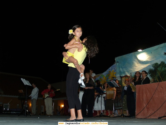 Actuación de la Nueva Orquesta Florida acompañada del Coro Parroquial en el Festival Benéfico para recaudar fondos para la Plataforma de la Ermita del Santo Niño. Acompañan bailando Marta y Rebeca