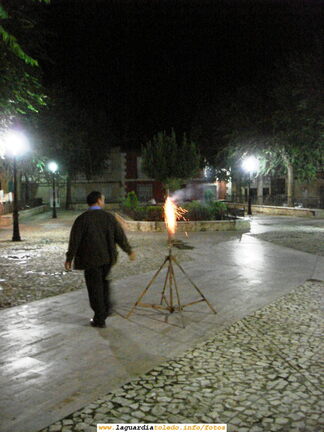 Tradicional festejo de la contratación de la Polvora de las Fiestas del día 24 de Septiembre. El escenario es la Glorieta el 17 de Agosto de 2006