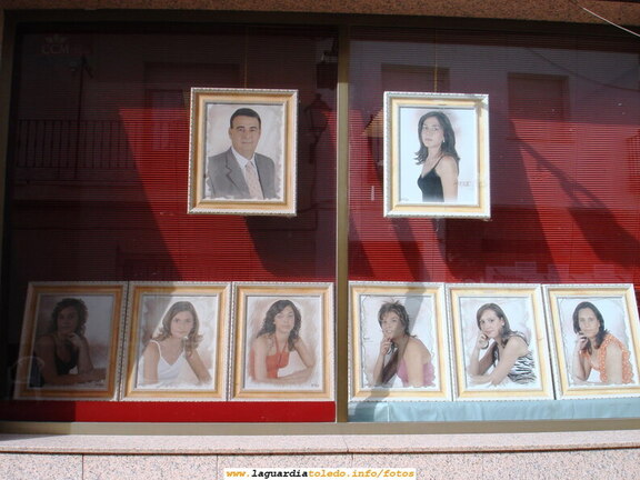 Tradicional foto de las Damas, Reina y Mantenedor de las próximas fiestas que por estas fechas se expone en CCM (La Antigua Caja Castilla la Mancha). 2 de Septiembre de 2006, 18:04