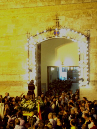 Tradicional puja antes de entrar el santo niño