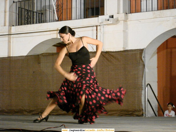 16 de Septiembre de 2006. Actuación en La Plaza de la Escuela de Baile de la Asociación Cultural dirigida por Esperanza Alvarez