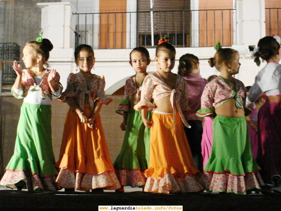 16 de Septiembre de 2006. Actuación en La Plaza de la Escuela de Baile de la Asociación Cultural dirigida por Esperanza Alvarez