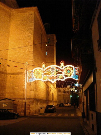 Puerta de entrada al ferial iluminada en la calle Mayor. 23 de Septiembre de 2006, 2h30m. de la madrugada