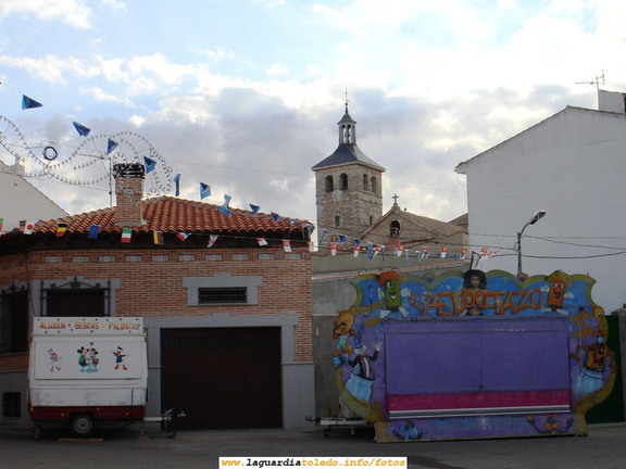 23 de Septiembre de 2006. Primera hora de la mañana. La Iglesia desde las Cercas del Cura con los puestos de fiestas