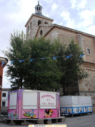 23 de Septiembre de 2006. Primera hora de la mañana. Los puestos de fiesta en la Plaza de la Constitución con la Iglesia al fondo