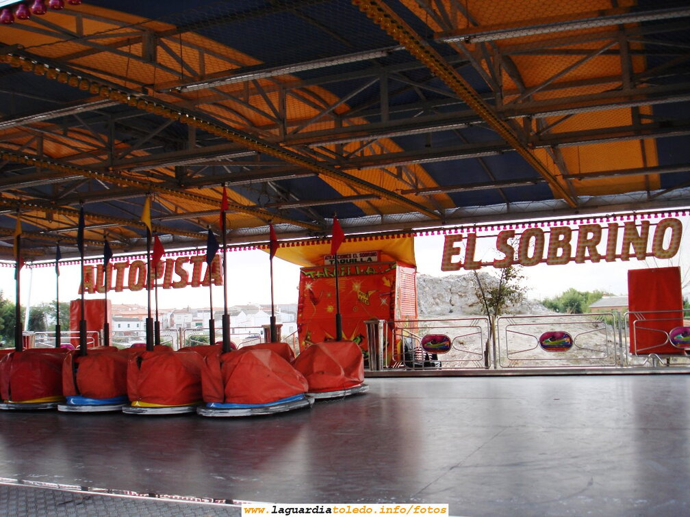 23 de Septiembre de 2006. Primera hora de la mañana. Los coches eléctricos de los pequeños al lado del Castillo