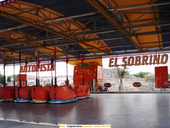 23 de Septiembre de 2006. Primera hora de la mañana. Los coches eléctricos de los pequeños al lado del Castillo