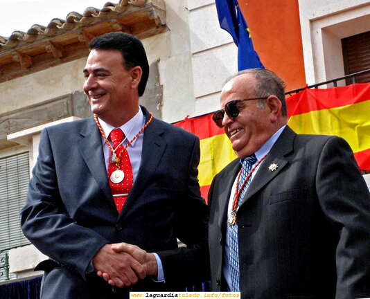 Inaguración Fiestas 2006, Imposición de la medalla del S. Niño al nuevo mantenedor por el presidente de La Cofradía.