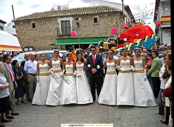 Inaguración Fiestas 2006, Reina, Damas y Mantenedor 2006, justo llegando a la plaza para la coronación.