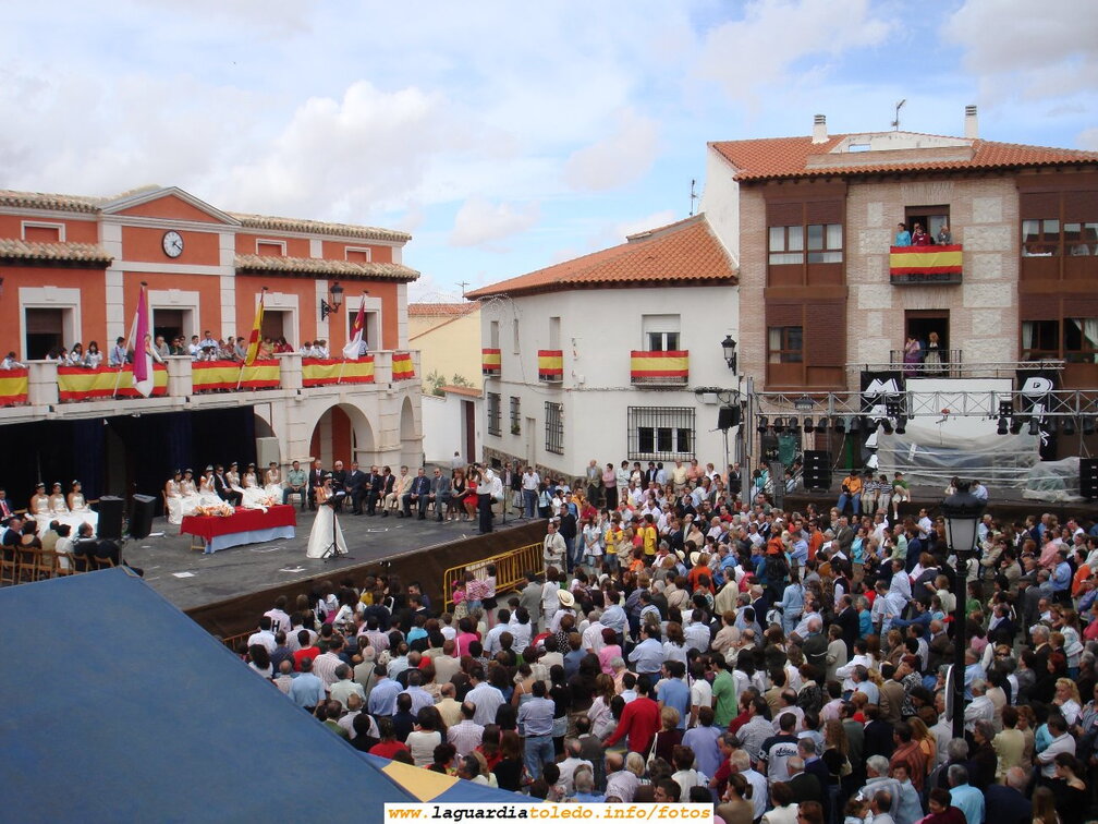 24 de Septiembre de 2006. La nueva Reina, Irene Nuño Jiménez, dirigiéndose a la Plaza abarrotada de gente