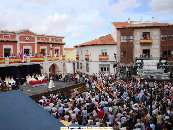 24 de Septiembre de 2006. La nueva Reina, Irene Nuño Jiménez, dirigiéndose a la Plaza abarrotada de gente