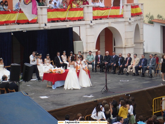 24 de Septiembre de 2006. Momento de la imposición de bandas de la Reina de 2005 a la recién coronada de 2006, Irene Nuño Jiménez