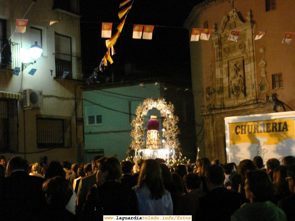 25 de Septiembre de 2006. Procesión nocturna. El Santo Niño por la Plaza de la Constitución a la altura de la Casa de los Jaenes (popularmente conocida en el pueblo como Casa de la Inquisición)