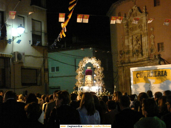 25 de Septiembre de 2006. Procesión nocturna. El Santo Niño por la Plaza de la Constitución a la altura de la Casa de los Jaenes (popularmente conocida en el pueblo como Casa de la Inquisición)