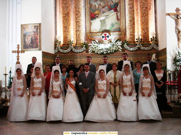 26 de Septiembre de 2006. Foto de las Damas, Reina y Mantenedor con sus familiares posando en el altar de la Iglesia
