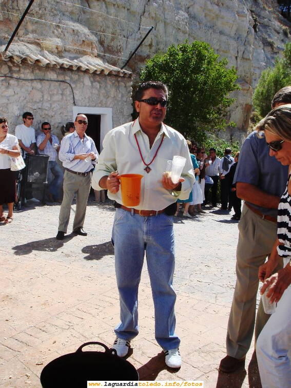 27 de Septiembre de 2006. Miembros de la cofradía repartiendo zurra.
