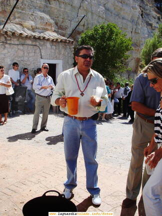 27 de Septiembre de 2006. Miembros de la cofradía repartiendo zurra.