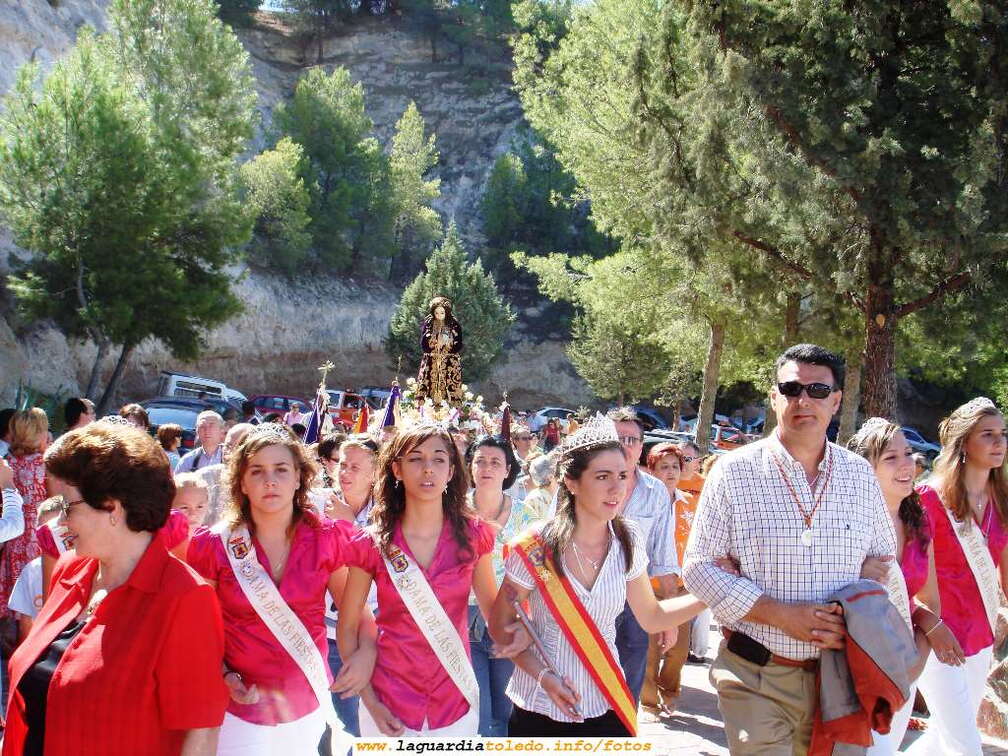 27 de Septiembre de 2006. Reina, Damas y Mantenedor llegando a la Ermita con el Santo Niño