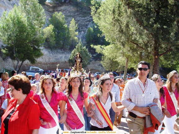 27 de Septiembre de 2006. Reina, Damas y Mantenedor llegando a la Ermita con el Santo Niño