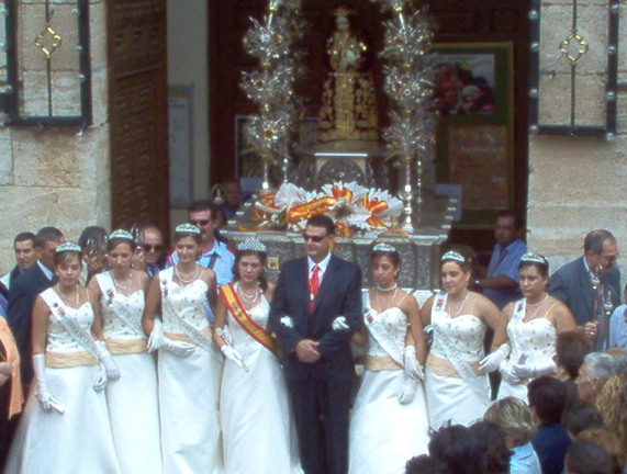 Reina y damas 2006 en la ofrenda al santo niño (día 24)