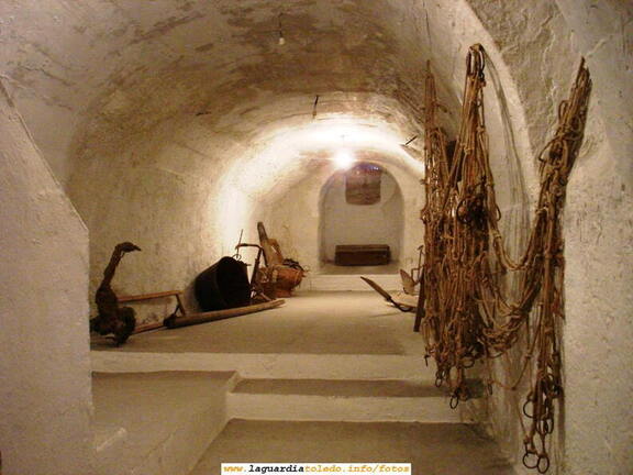 Exposicíón en la Casa de los Jaenes. Cueva típica que hay para mostrar cómo eran (y como son, porque siguen existiendo en el sótano de algunas casas guardiolas)