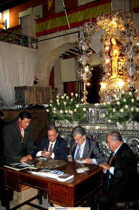 26 de Septiembre de 2006, final del tradicional Ofertorio en la plaza al Santo Niño (la recaudación superó los 6000 euros)