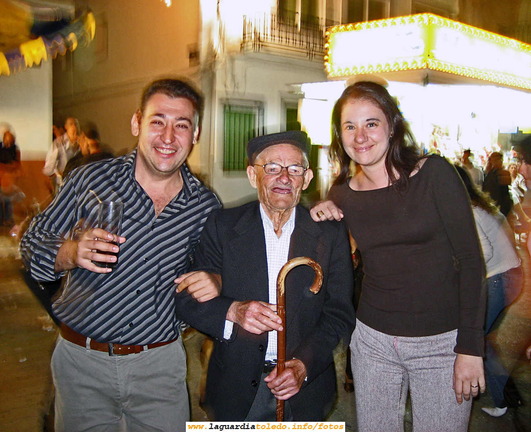 25 de Septiembre 2006, gran verbena popular. Con 92 años y de marcha, abuelo, nieta y su novio, los tres de fiesta...