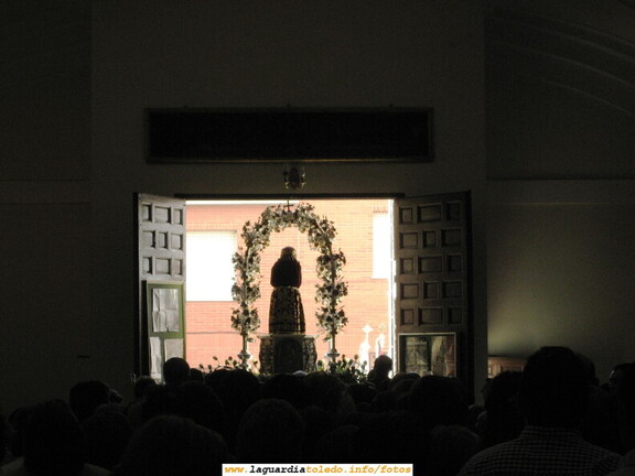 25 de Septiembre de 2006. Foto a contraluz en la salida del Santo Niño hacia el Ofertorio