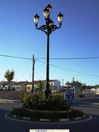 Farola de la rotonda de la Calle Toledo. Al fondo, las Casitas.