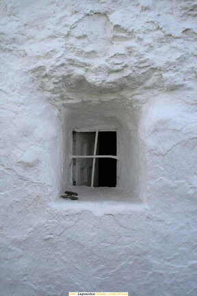 07 de Octubre 2006, Versos escritos en cal, Ventana.