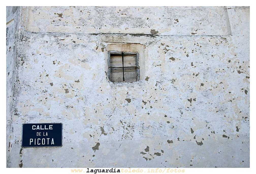 Cerca de la plaza esta la calle de la Picota y aqui nos topamos con muchos de los sabores manchegos que aún quedan.