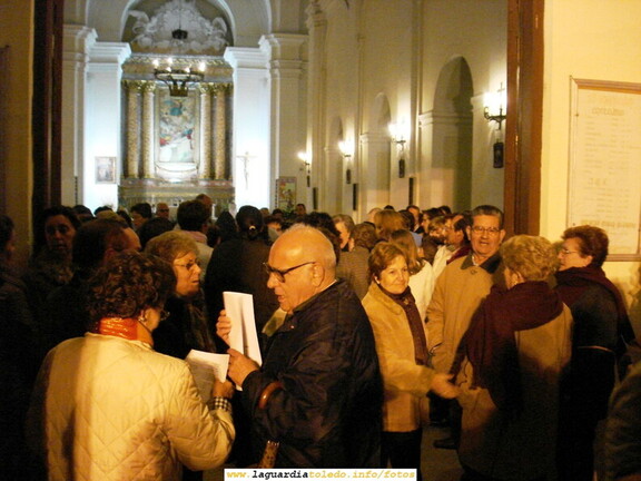 1 de Mayo de 2007. 00:00. Cantando los mayos a la Virgen en la puerta de la Iglesia