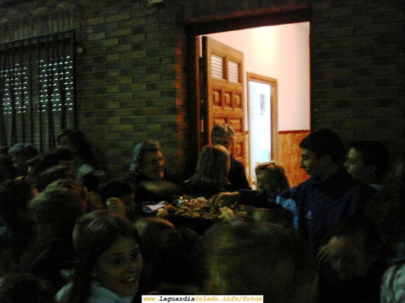 1 de Mayo de 2007. 01:00. Cantando los mayos en casa las Hermanas de la Caridad