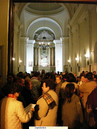 1 de Mayo de 2007. 00:00. Cantando los mayos a la Virgen en la puerta de la Iglesia