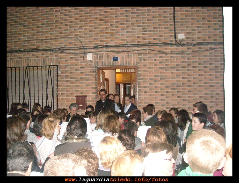 1 de Mayo de 2010. Cantando los Mayos al párroco D. David y a las Hermanas de la Caridad.
