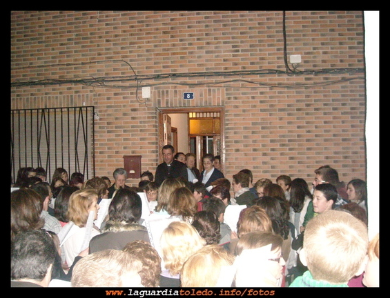 1 de Mayo de 2010. Cantando los Mayos al párroco D. David y a las Hermanas de la Caridad.