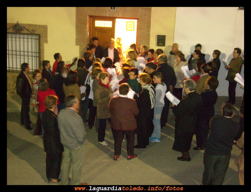 1 de Mayo de 2010. Cantando los mayos al SR. Juez de Paz.